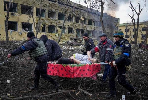 Πόλεμος Ουκρανία: Νεκρή έγκυος από το βομβαρδισμένο μαιευτήριο στη Μαριούπολη (βίντεο)