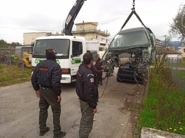 Απομακρύνουν εγκαταλελειμμένα οχήματα στη Μεσσήνη