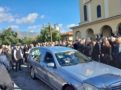 Καλαμάτα: Πλήθος κόσμου στο τελευταίο &quot;αντίο&quot; στον Γιάννη Χριστόπουλο (βίντεο-φωτογραφίες)