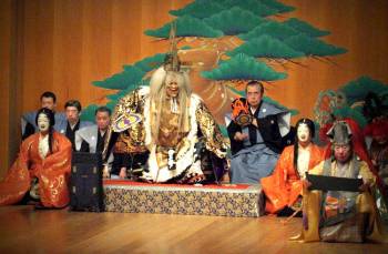 Τελετουργικό "κάλεσμα" στον ήλιο στην Επίδαυρο από το Θέατρο Νο της Ιαπωνίας