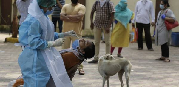 Tο «εκρηκτικό» κύμα της πανδημίας απειλεί την Ινδία και τον κόσμο