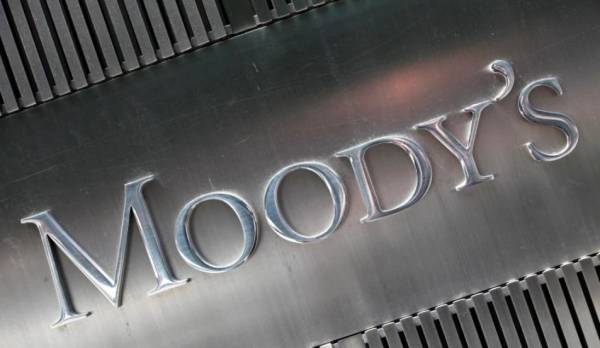 ΗΠΑ: Ο οίκος αξιολόγησης Moody’s υποβαθμίζει το αξιόχρεο τραπεζών και την προοπτική άλλων