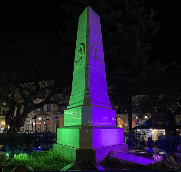 Πύλος: Tο μνημείο Τριών Ναυάρχων στα χρώματα της Παγκόσμια Ημέρα Σπανίων Παθήσεων