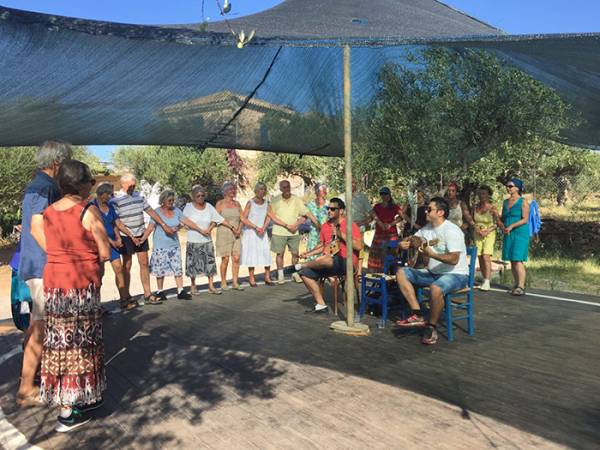 Τουρίστες στη Μάνη μαθαίνουν ελληνικούς χορούς