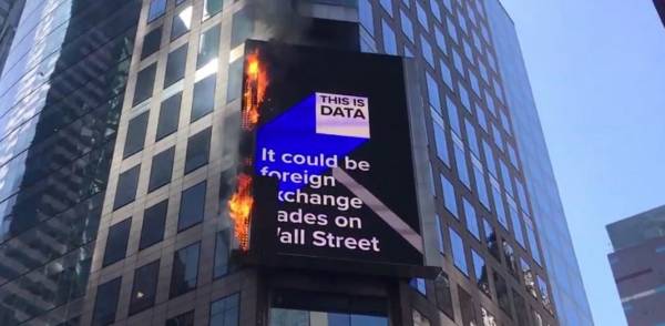 ΗΠΑ: Πυρκαγιά σε ψηφιακή διαφημιστική γιγαντοοθόνη στην Times Square (Βίντεο)