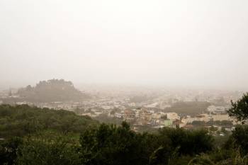 Αφρικανική σκόνη &quot;πνίγει&quot; και την Καλαμάτα (φωτογραφίες)