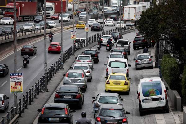 Αυξημένη κίνηση χωρίς προβλήματα στο εθνικό οδικό δίκτυο: 133.592 αυτοκίνητα έφυγαν χθες από την Αθήνα