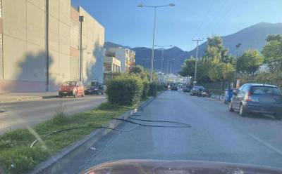 Καλαμάτα: Κίνδυνος για οδηγούς από εκτεθειμένους σωλήνες άρδευσης στη Βασ. Γεωργίου