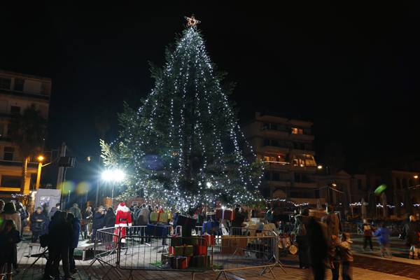 Χριστουγεννιάτικο δέντρο στο λιμάνι Καλαμάτας (βίντεο)