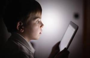 Οι ταμπλέτες και τα smartphones στο υπνοδωμάτιο στερούν τον ύπνο από τα παιδιά