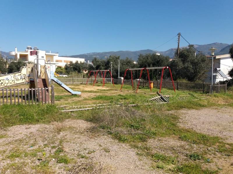 Επεσε η περίφραξη