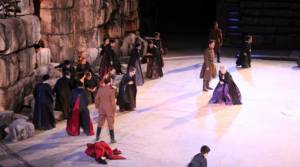 Θερμό χειροκρότημα από 10.000 θεατές στην πρεμιέρα των «Τρωάδων» στο Αρχαίο Θέατρο Επιδαύρου