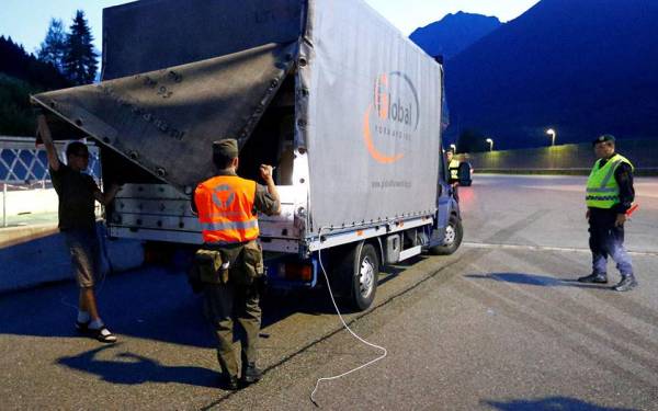 Η Αυστρία παρατείνει τους συνοριακούς ελέγχους με την Ουγγαρία και τη Σλοβενία