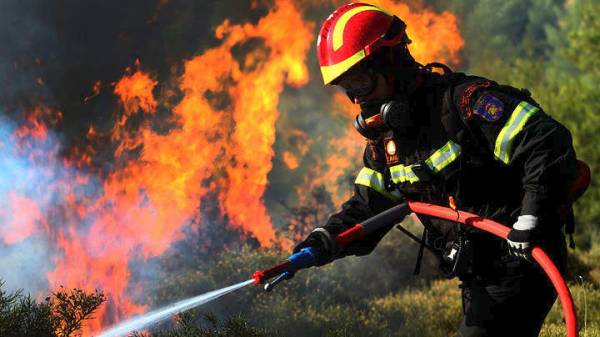 Μαίνεται η φωτιά στα Κύθηρα - Ένας πυροσβέστης διακομίστηκε σε νοσοκομείο