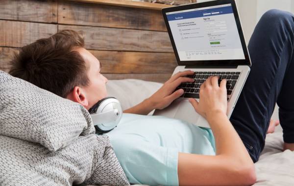 Οι πολλές ώρες στο Facebook αυξάνουν το αίσθημα κοινωνικής απομόνωσης
