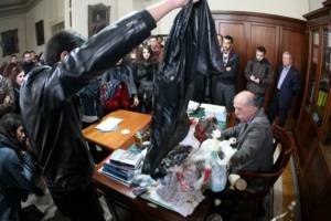 Φοιτητές έριξαν σκουπίδια στο γραφείο του Φορτσάκη (βίντεο)