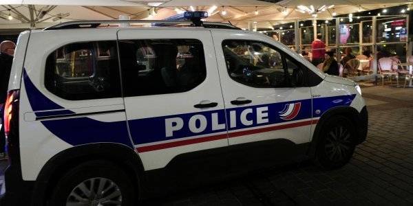 Παρίσι: Άνδρας επιτέθηκε με μαχαίρια σε αστυνομικούς