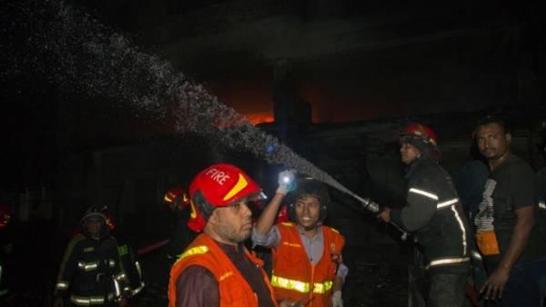 Τουλάχιστον 70 νεκροί από πυρκαγιά σε πολυκατοικία, στο Μπανγκλαντές