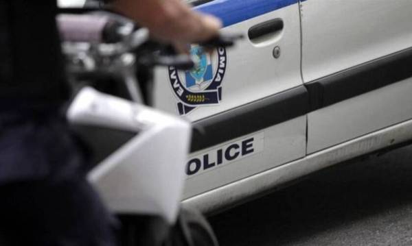 Συνελήφθησαν τέσσερις ανήλικοι που πέταγαν αντικείμενα από ταράτσα κτιρίου στο Μοσχάτο