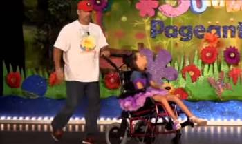 Κοριτσάκι με σοβαρά κινητικά προβλήματα χορεύει με τον πατέρα του (βίντεο)