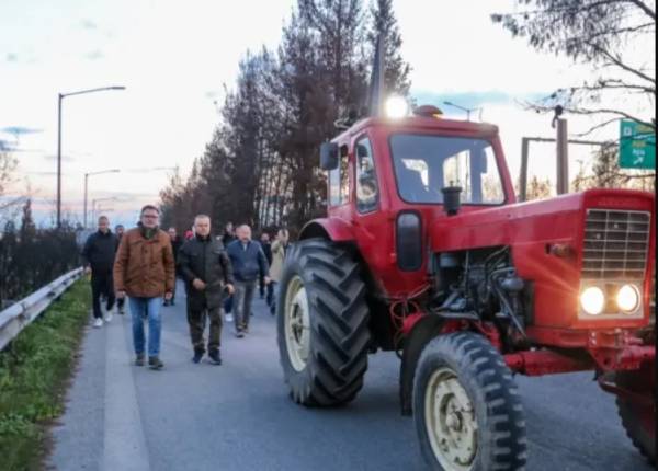 Αγρότες «έκοψαν» την Ελλάδα στα δύο: Μπλόκο στο ύψος του Μπράλου (Βίντεο)