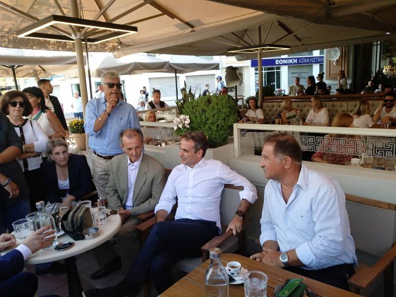 Για καφέ στην κεντρική πλατεία Καλαμάτας ο πρωθυπουργός Κυρ. Μητσοτάκης (βίντεο)