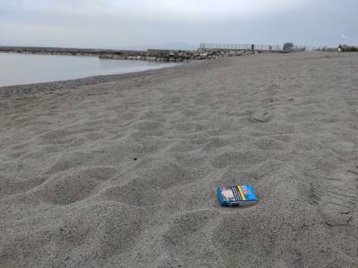 Σκουπίδια στην παραλία...