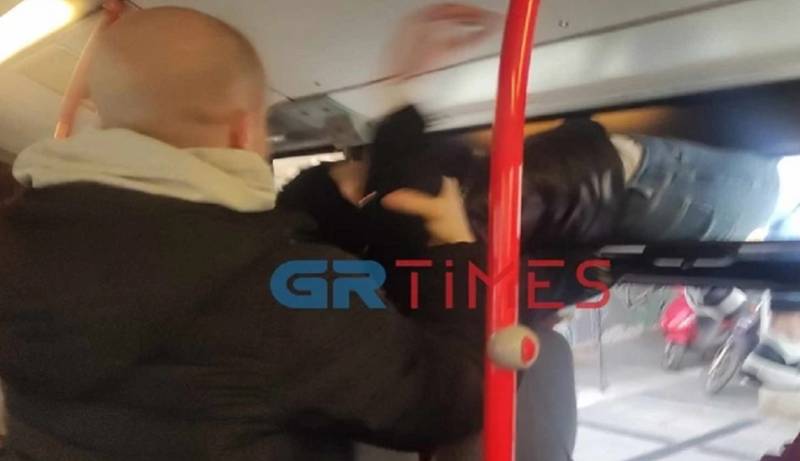 Απίστευτο περιστατικό με πορτοφολού σε λεωφορείο στη Θεσσαλονίκη - Κόλλησε στο παράθυρο ενώ προσπαθούσε να διαφύγει