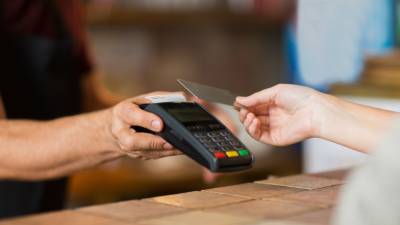 Μεσσήνη: 60χρονη βρήκε τραπεζική κάρτα και τη… χρέωσε 123 ευρώ