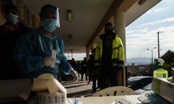 Κορονοϊός: Πρόταση Σαρηγιάννη για υποχρεωτικό τεστ και για τους εμβολιασμένους εργαζόμενους