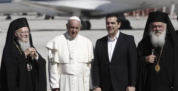 Ολοκληρώθηκε η ιστορική επίσκεψη του Πάπα Φραγκίσκου στη Μυτιλήνη