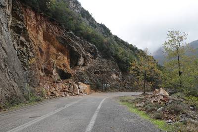 Καθάρισαν από τα βράχια το δρόμο στον Ταΰγετο