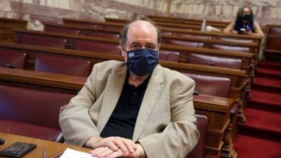 Φίλης: Παράλογο και επικίνδυνο σε ένα τμήμα 25 παιδιών να νοσήσουν τα 13 για να κλείσει