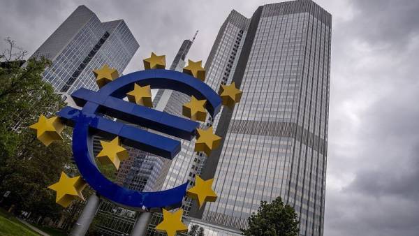 Εορτασμοί για τα 25 χρόνια από την ίδρυση της ΕΚΤ - Έρχεται το «ψηφιακό ευρώ» λέει η Κομισιόν