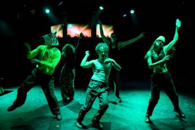 «Απόψε κανείς δεν πεθαίνει» στο θέατρο Μπέλλος