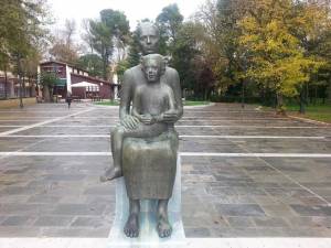Τοποθετήθηκε ξανά το άγαλμα της Μάνας στην πλατεία Αρεως στην Τρίπολη