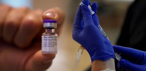 Κορονοϊός: Ο FDA χορηγεί οριστική άδεια στο εμβόλιο της Pfizer τη Δευτέρα