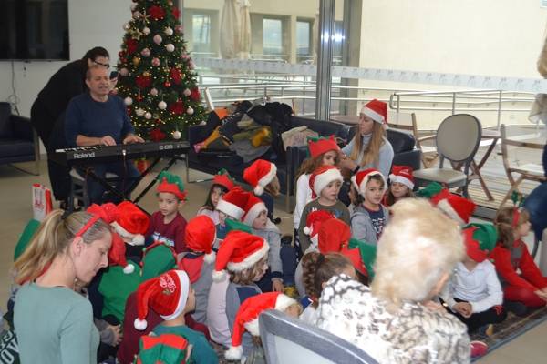 Κάλαντα από τη “Λιλιπούπολη” στον Παπαδοπούλειο Οίκο