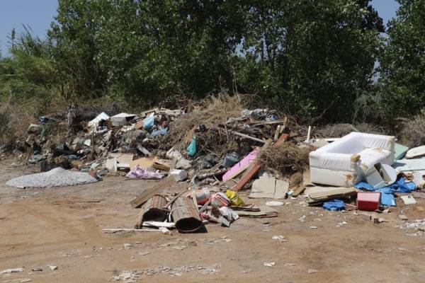 Αυτοσχέδια χωματερή γύρω από το 6ο Νηπιαγωγείο Καλαμάτας (φωτογραφίες)