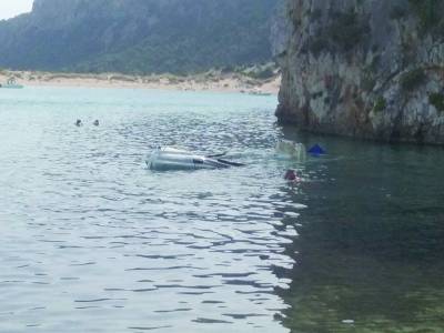 Μισοβυθισμένο φουσκωτό κοντά στη Βοϊδοκοιλιά