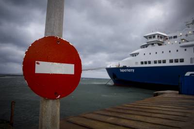 Σε ισχύ το απαγορευτικό απόπλου από τα λιμάνια του Πειραιά, της Ραφήνας και του Λαυρίου