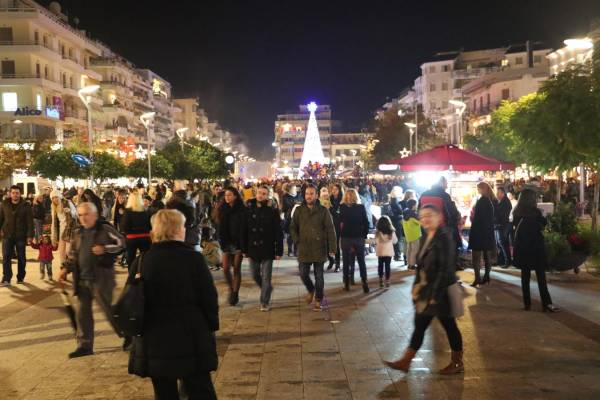 Φωταγωγήθηκε το χριστουγεννιάτικο δένδρο στην Καλαμάτα (βίντεο και φωτογραφίες)