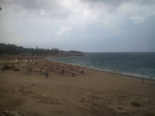 Ξαφνικό μπουρίνι στην Κυπαρισσία άδειασε τις παραλίες