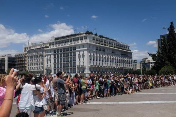 Guardian: Η Ελλάδα ετοιμάζεται να υποδεχθεί αριθμό ρεκόρ επισκεπτών