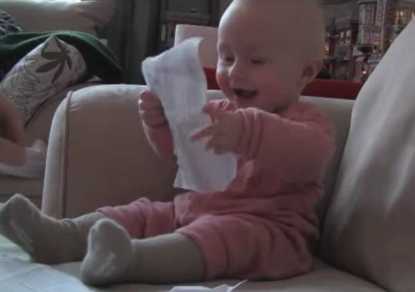 Μωράκι ξεκαρδίζεται με το σκίσιμο του χαρτιού! (βίντεο)