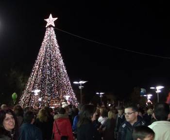 Αναψε στη Μεσσήνη το χριστουγεννιάτικο δέντρο