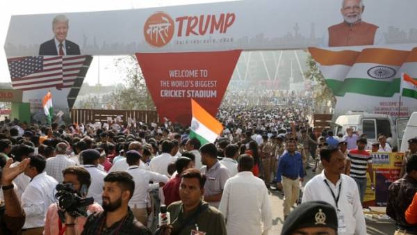 Ινδία: Παροξυσμός για την πρώτη επίσκεψη του Τραμπ - Πλήθος στην υποδοχή του