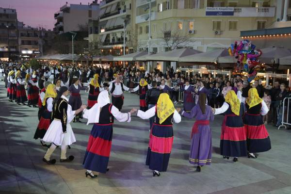 Επετειακό χορευτικό αντάμωμα στην Κεντρική Πλατεία Καλαμάτας για την 23η Μαρτίου