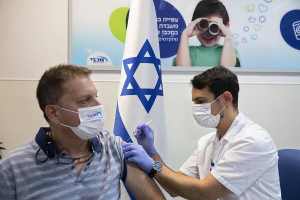 Covid-19: Το Ισραήλ επιμένει στην 4η δόση - Προβλέψεις για μείωση μολύνσεων από την Όμικρον σε μια εβδομάδα