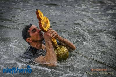 Ο Κώστας Παντελής έπιασε τον Σταυρό στον Μάραθο (φωτογραφίες)